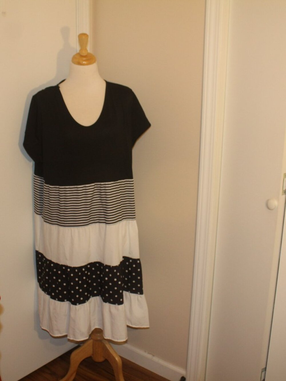 Plus Size 2XL Short Sleeve Black and White Dress
